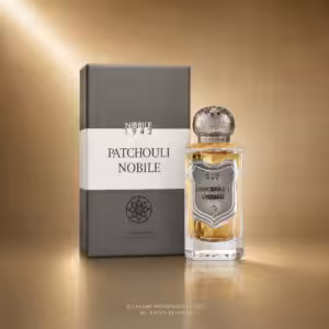 Nobile 1942 Patchouli Nobile Eau de Parfum 75 ml, profumo di nicchia con flacone e confezione grigia in packshot premium su sfondo oro champagne