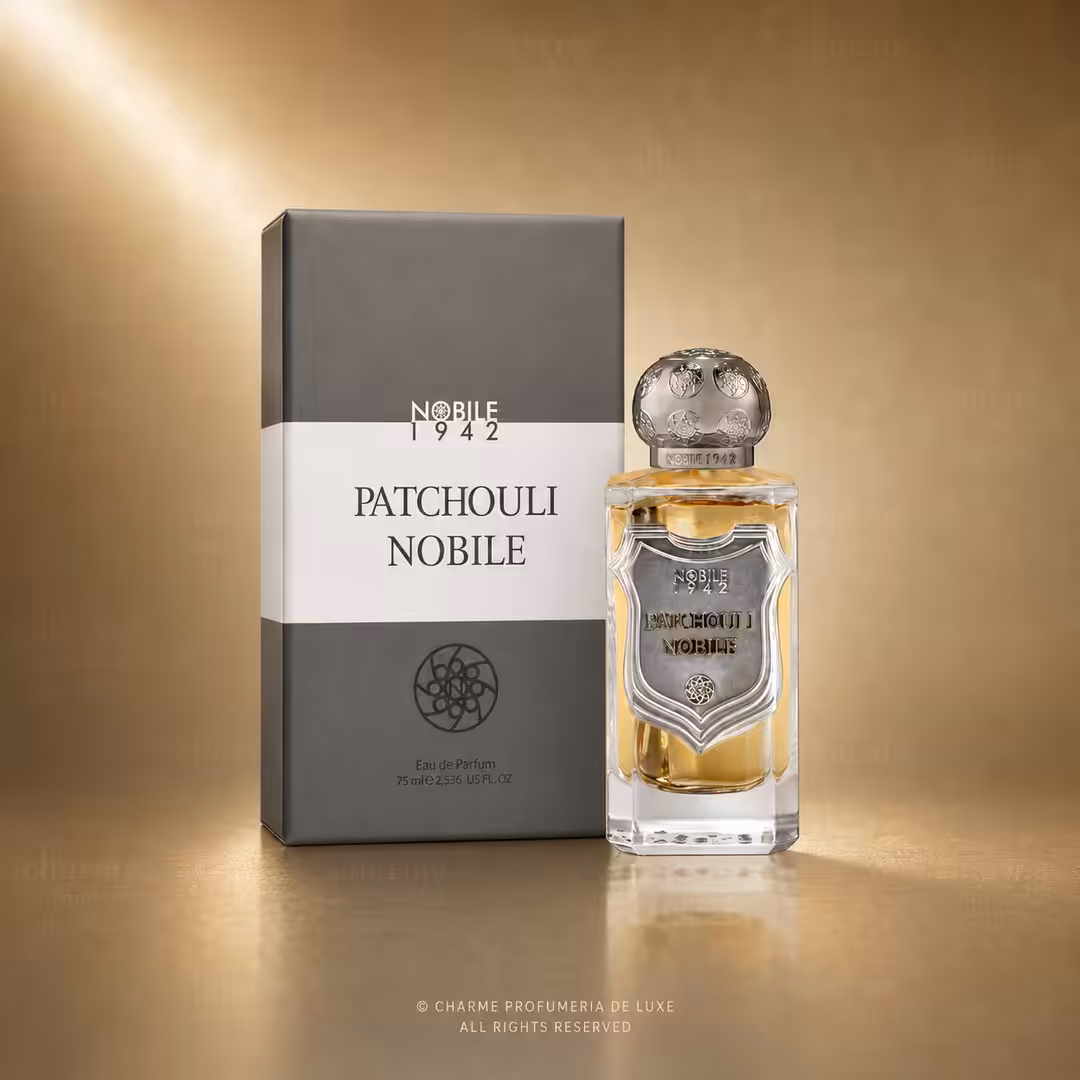 Nobile 1942 Patchouli Nobile Eau de Parfum 75 ml, profumo di nicchia con flacone e confezione grigia in packshot premium su sfondo oro champagne