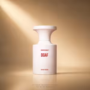 Borntostandout DGAF Eau de Parfum 100 ml, profumo di nicchia in flacone luxury su sfondo oro per e-commerce Charme