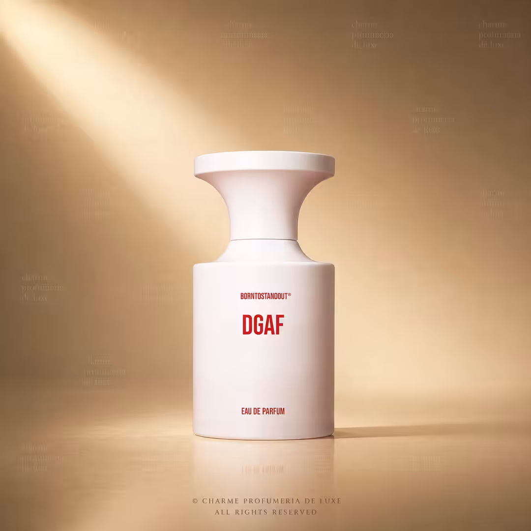 Borntostandout DGAF Eau de Parfum 100 ml, profumo di nicchia in flacone luxury su sfondo oro per e-commerce Charme