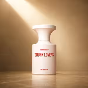 Borntostandout Drunk Lovers Eau de Parfum 50 ml, fragranza di nicchia in packshot premium su sfondo dorato per Charme Profumeria