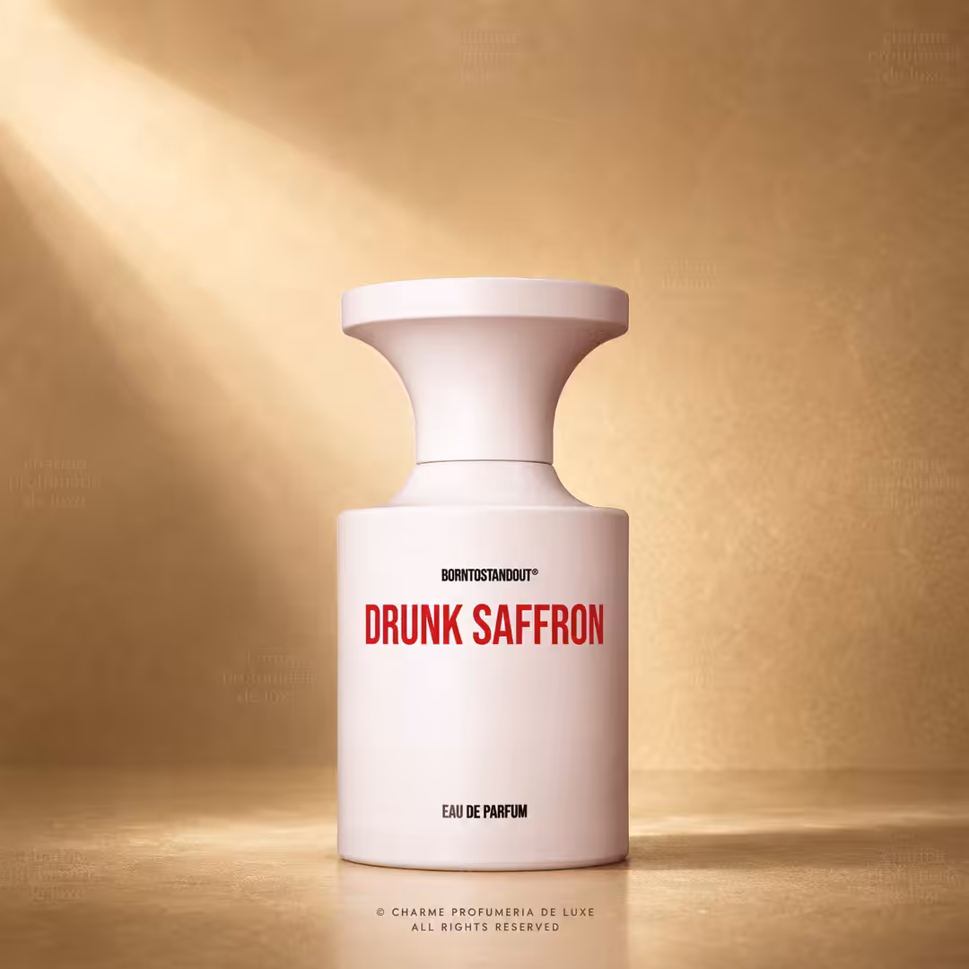 Borntostandout Drunk Saffron Eau de Parfum 50 ml, profumo di nicchia in packshot elegante su sfondo champagne dorato