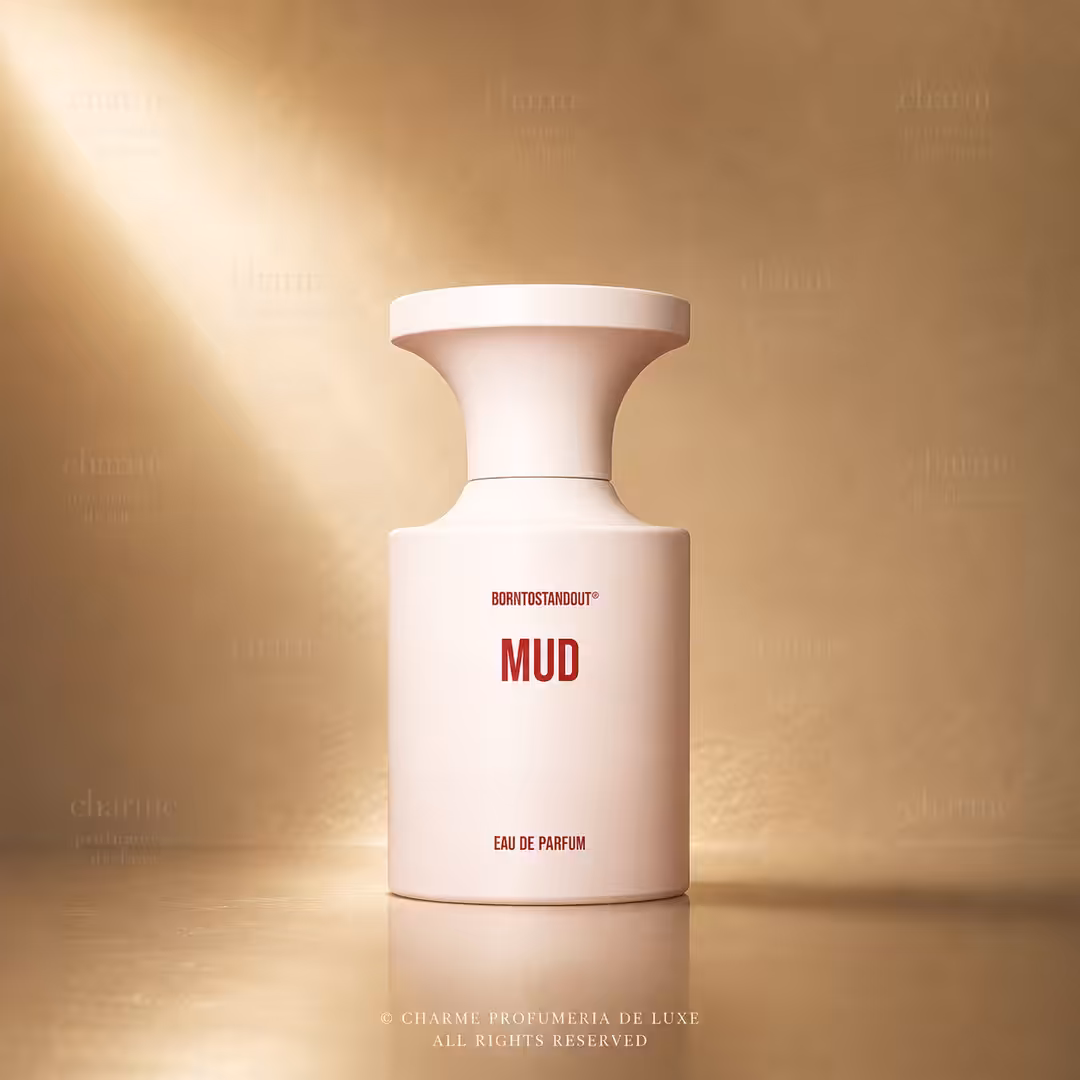 Borntostandout Mud Eau de Parfum 50 ml, profumo di nicchia in packshot luxury con luce oro champagne per Charme Profumeria