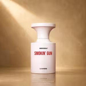 Borntostandout Smokin’ Gun Eau de Parfum 50 ml, profumo di nicchia in flacone rosa cipria con packshot luxury per e-commerce Charme