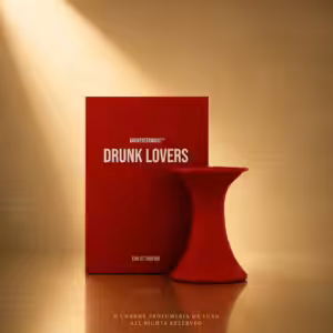 Borntostandout Drunk Lovers Eau de Parfum 15 ml, packshot luxury con flacone rosso e confezione su sfondo oro champagne