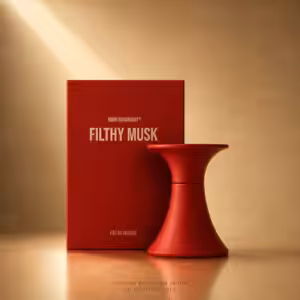 Borntostandout Filthy Musk Eau de Parfum 15 ml, packshot luxury con flacone rosso e confezione su sfondo dorato per Charme Profumeria
