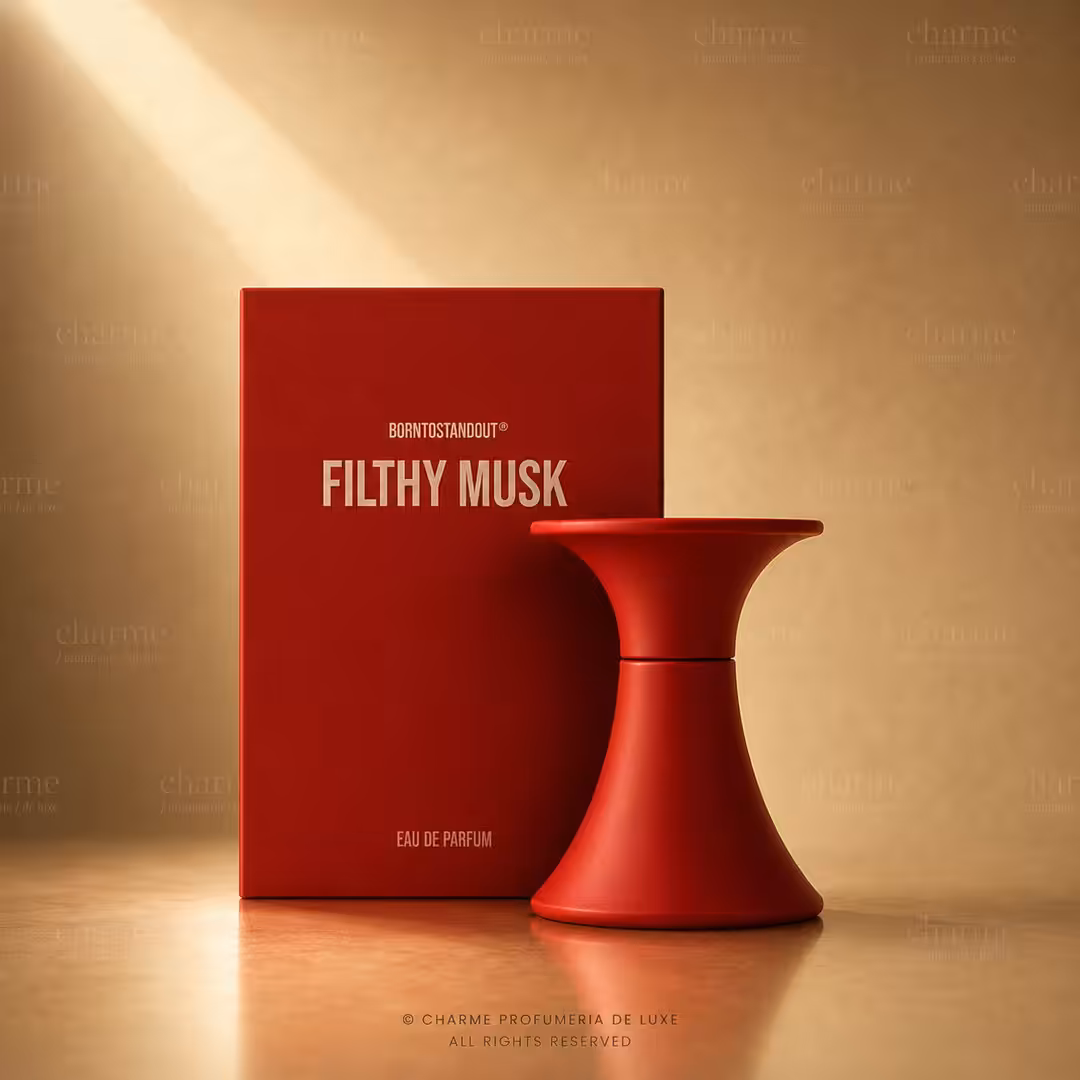 Borntostandout Filthy Musk Eau de Parfum 15 ml, packshot luxury con flacone rosso e confezione su sfondo dorato per Charme Profumeria