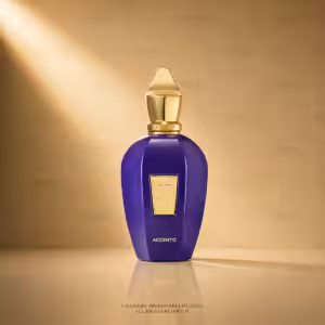 Xerjoff Accento Eau de Parfum 100 ml, flacone viola e oro su sfondo luxury Charme Profumeria de Luxe