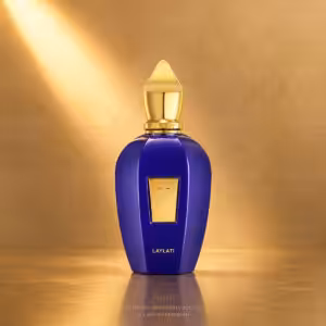 Xerjoff Laylati Eau de Parfum 100 ml, flacone viola e oro su sfondo luxury Charme Profumeria de Luxe
