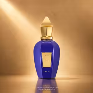 Xerjoff Laylati Eau de Parfum 50 ml, flacone viola e oro su sfondo luxury Charme Profumeria de Luxe