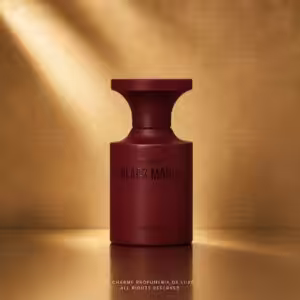 Borntostandout Black Mango Extrait Extreme 50 ml, profumo di nicchia in flacone borgogna con packshot luxury per e-commerce Charme