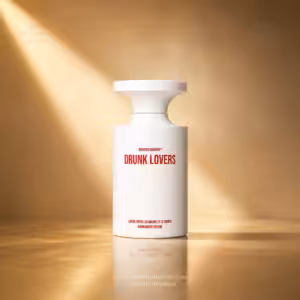 Borntostandout Drunk Lovers Hand & Body Cream 350 ml, crema mani e corpo luxury in packshot premium su sfondo oro champagne per Charme Profumeria de Luxe