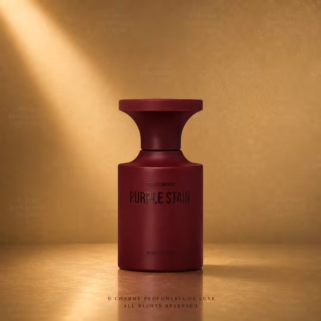 Borntostandout Purple Stain Extrait de Parfum 50 ml, profumo di nicchia in packshot luxury su sfondo oro champagne per Charme Profumeria de Luxe