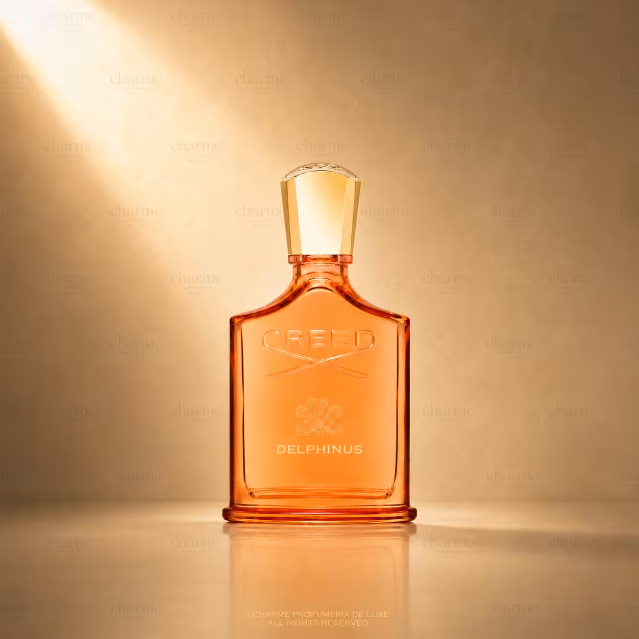 Creed Delphinus profumo unisex, flacone arancione in packshot luxury su sfondo dorato.