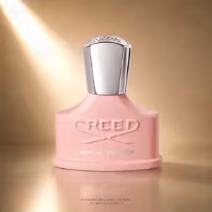 Creed Spring Flower profumo donna, flacone rosa in packshot luxury su sfondo dorato.