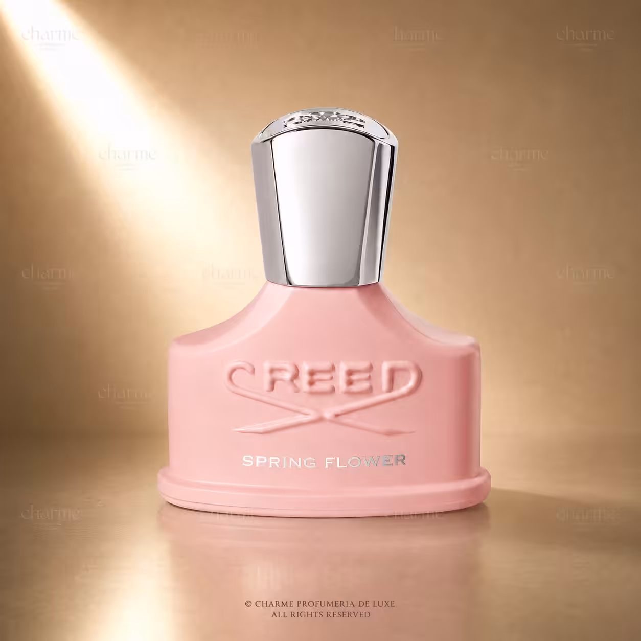 Creed Spring Flower profumo donna, flacone rosa in packshot luxury su sfondo dorato.