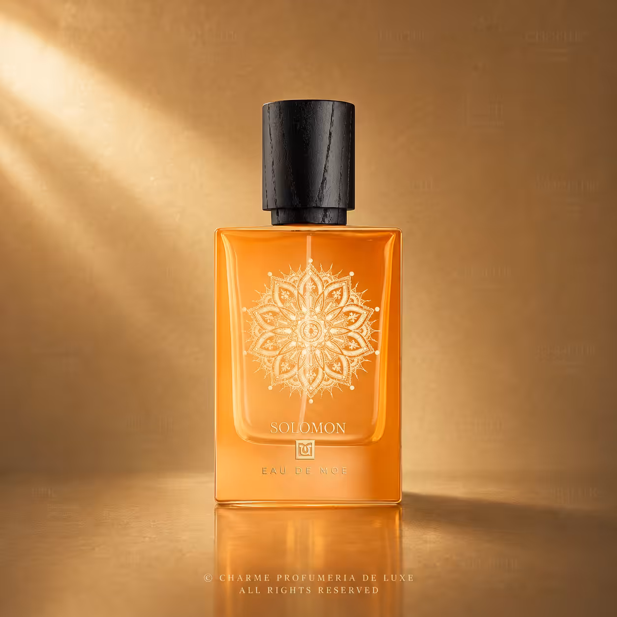 Eau de Moe Solomon, profumo di nicchia in flacone ambrato dorato, packshot luxury e-commerce Charme Profumeria