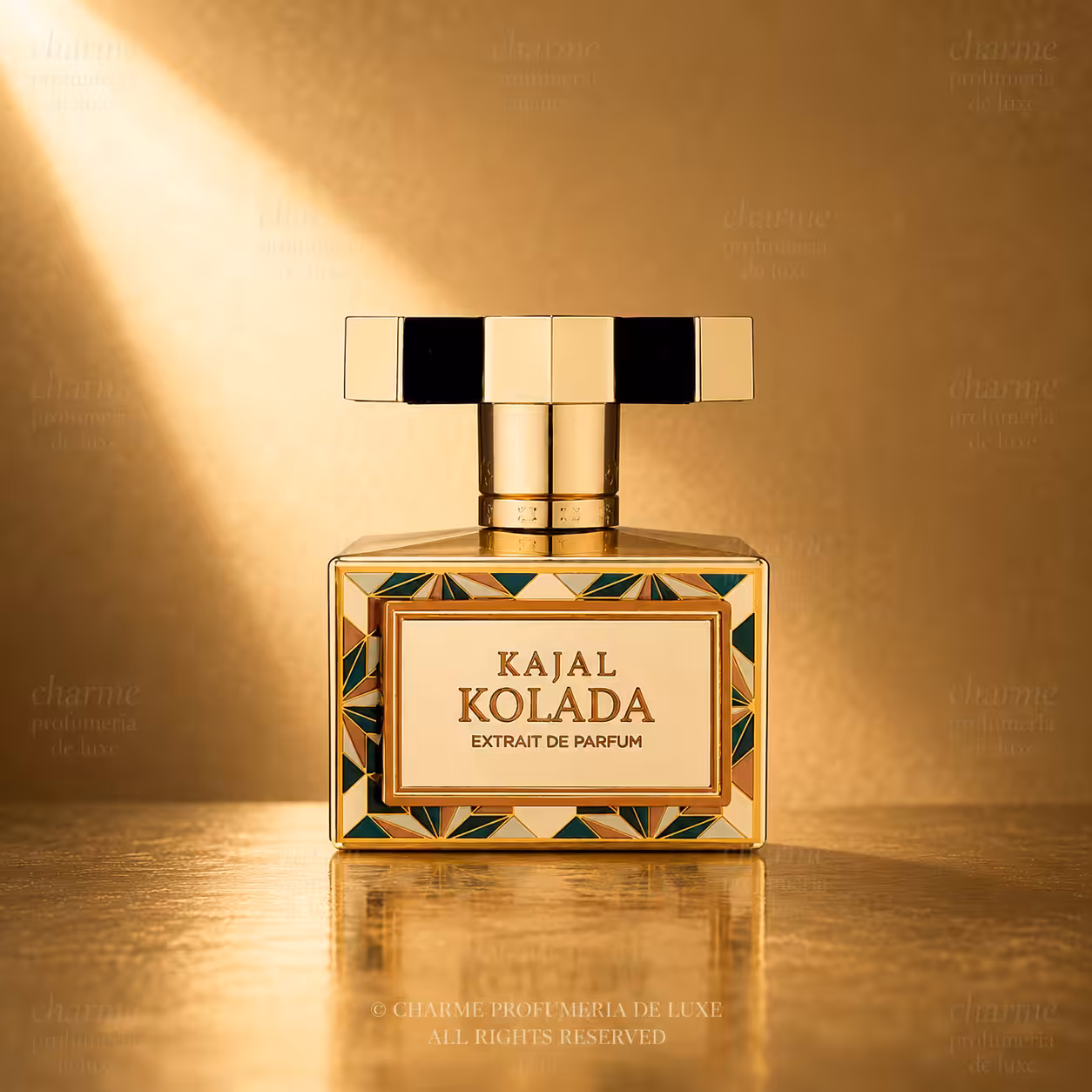 Kajal Kolada Extrait de Parfum 100 ml packshot luxury per e-commerce Charme Profumeria de Luxe, flacone geometrico elegante su sfondo dorato