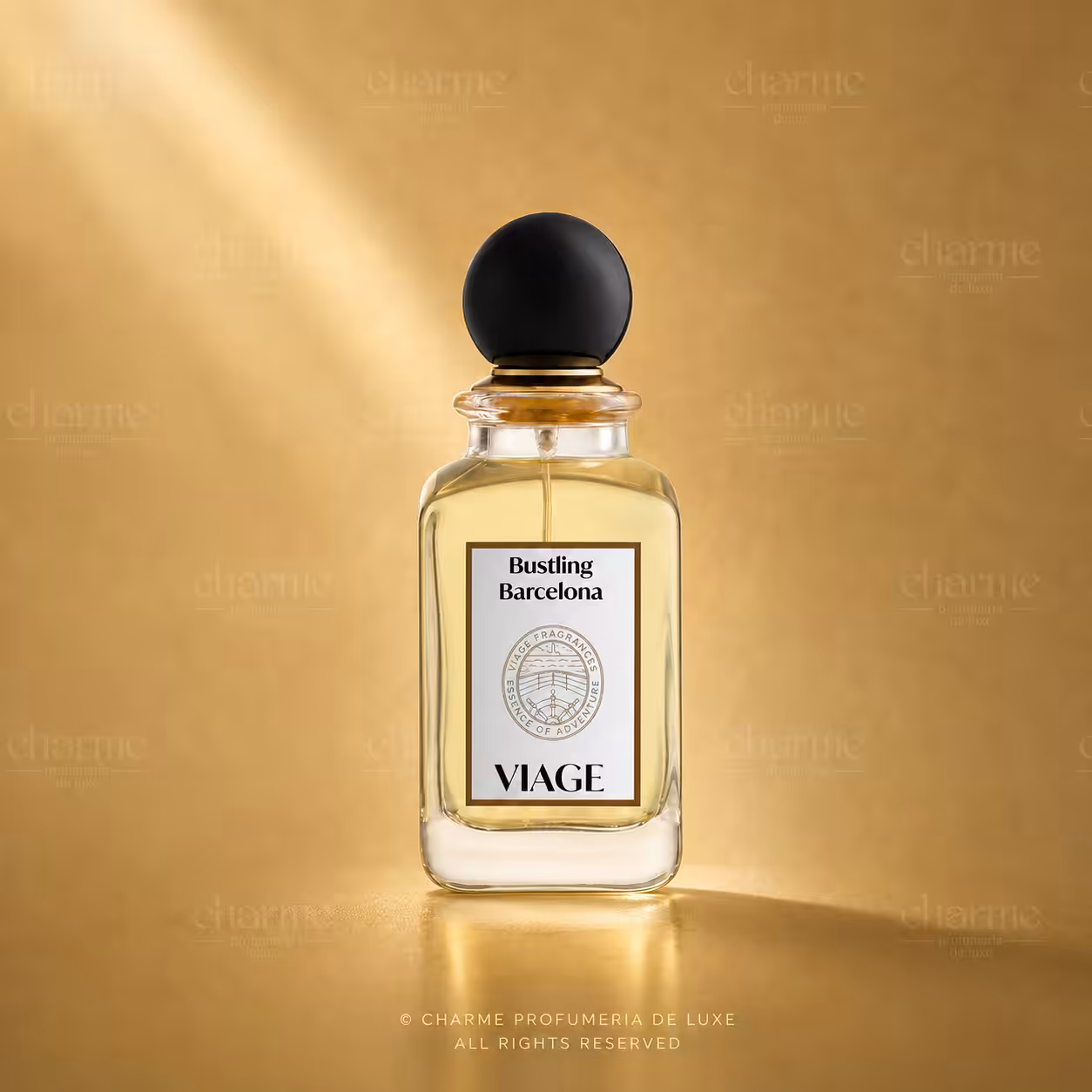 VIAGE Bustling Barcelona Extrait de Parfum 100 ml, profumo di nicchia packshot luxury su sfondo dorato, Charme Profumeria
