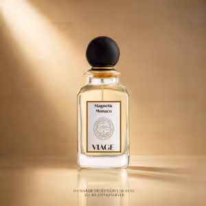 Viage Magnetic Monaco Extrait de Parfum 100 ml, flacone in vetro trasparente con liquido chiaro e tappo nero su sfondo dorato Charme Profumeria de Luxe
