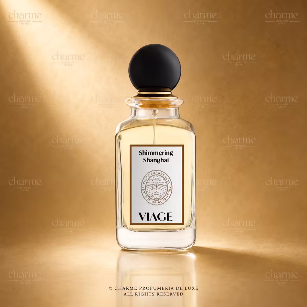 Viage Shimmering Shanghai Extrait de Parfum 100 ml, flacone trasparente con dettagli oro e tappo nero su sfondo dorato Charme Profumeria de Luxe