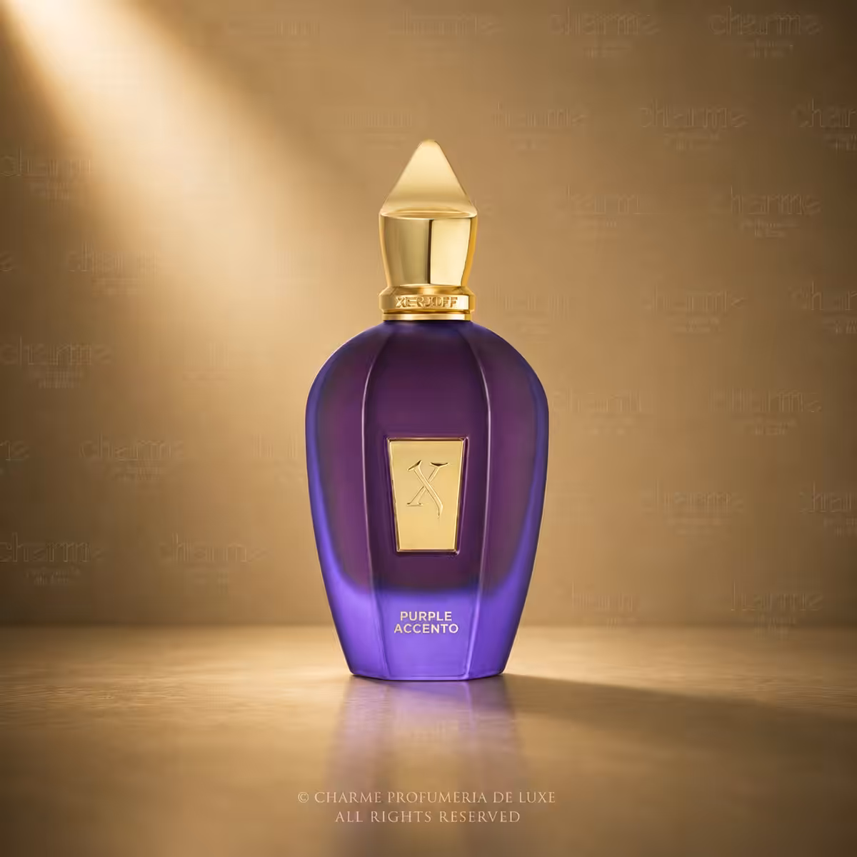 Xerjoff Purple Accento, profumo di nicchia con flacone viola e dettagli dorati su sfondo luxury