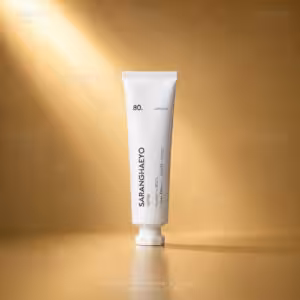 Saranghaeyo 80 Latitudinal Cream Velvet 50 ml, packshot luxury della crema profumata su sfondo dorato per e-commerce Charme Profumeria De Luxe