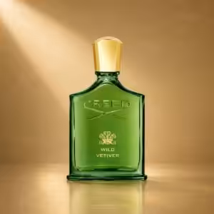 Creed Wild Vetiver profumo unisex, flacone verde in packshot luxury su sfondo dorato.
