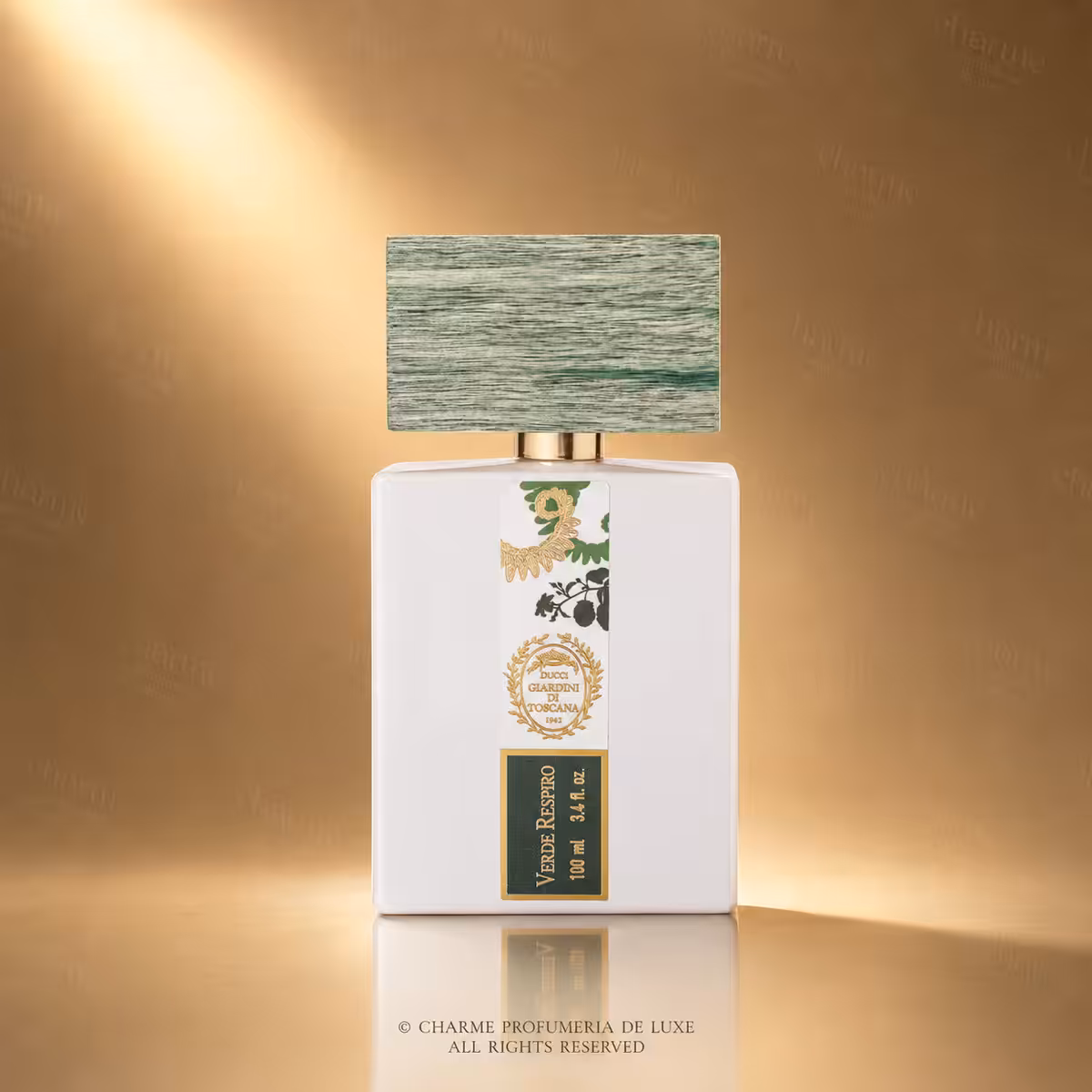 Giardini di Toscana Verde Respiro Eau de Parfum 100 ml, profumo di nicchia con flacone bianco, etichetta verde e tappo effetto legno su sfondo luxury dorato