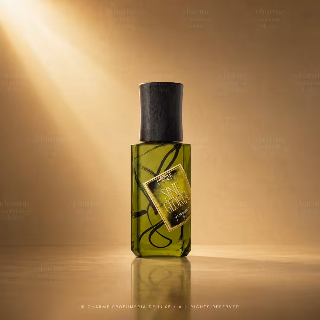 Nobile 1942 Sine Gloria Eau de Parfum 75 ml, profumo di nicchia in flacone verde con packshot luxury su sfondo oro champagne per Charme Profumeria