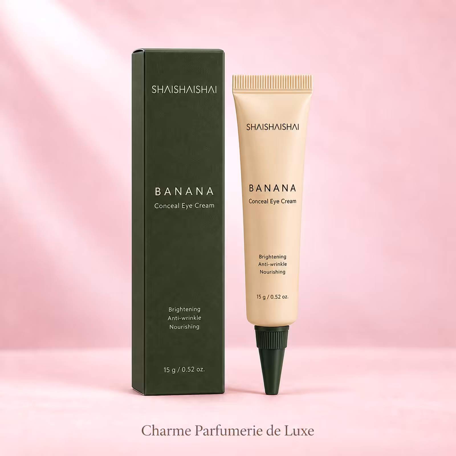 SHAISHAISHAI Banana Conceal Eye Cream, contorno occhi coreano da 15 g con confezione verde oliva e tubo beige su sfondo rosa.
