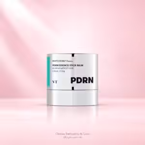 VT Cosmetics PDRN Essence Stick Balm, balsamo viso in stick da 9,5 g con confezione argento su sfondo rosa.