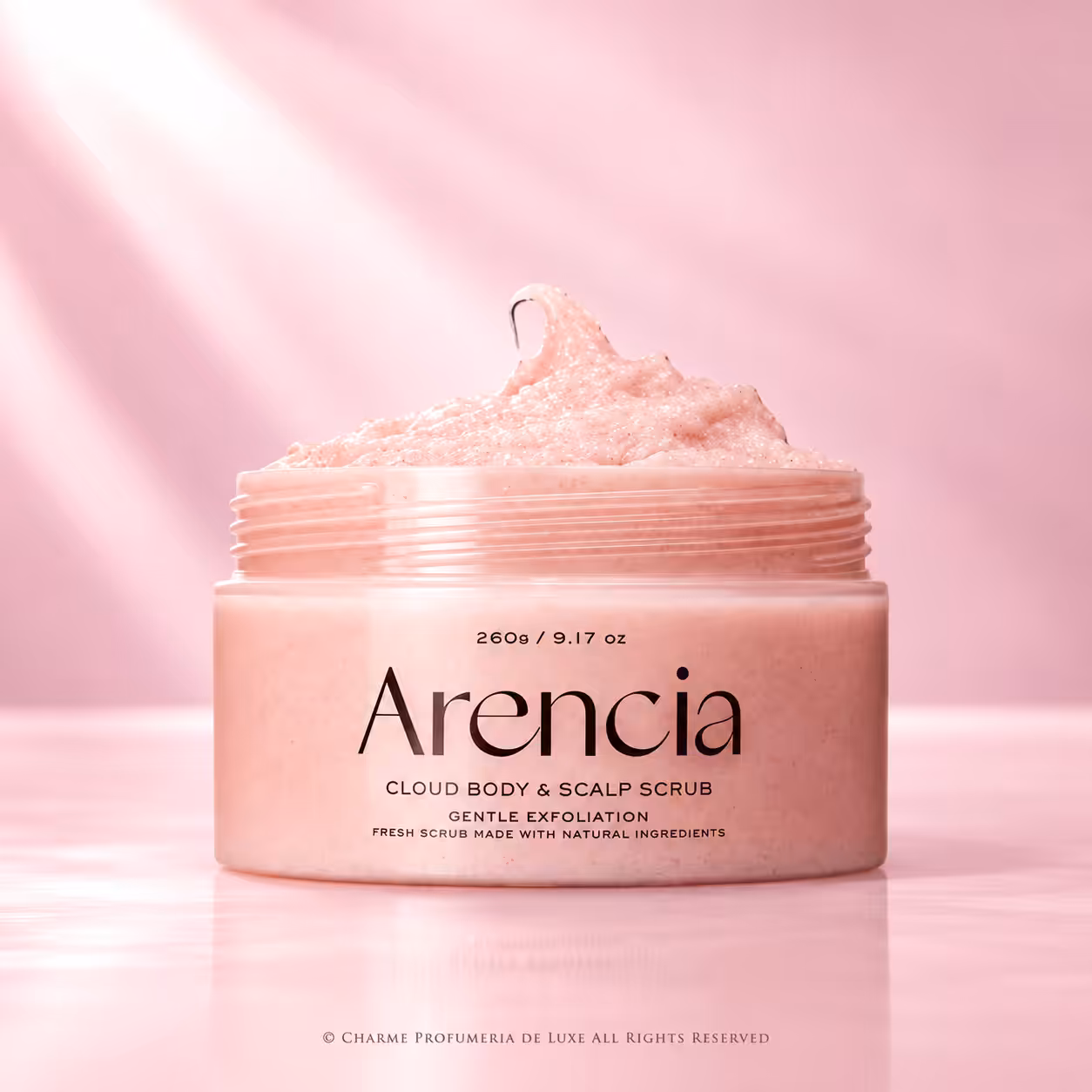 Arencia Cloud Body & Scalp Scrub French Lavender & Pear da 260 g, scrub esfoliante per corpo e cuoio capelluto in barattolo rosa, packshot K-Beauty luxury su sfondo rosa cipria di Charme Profumeria.