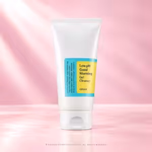 COSRX Low pH Good Morning Gel Cleanser da 150 ml, detergente viso in gel con tubo bianco ed etichetta gialla e turchese, packshot K-Beauty su sfondo rosa cipria di Charme Profumeria.