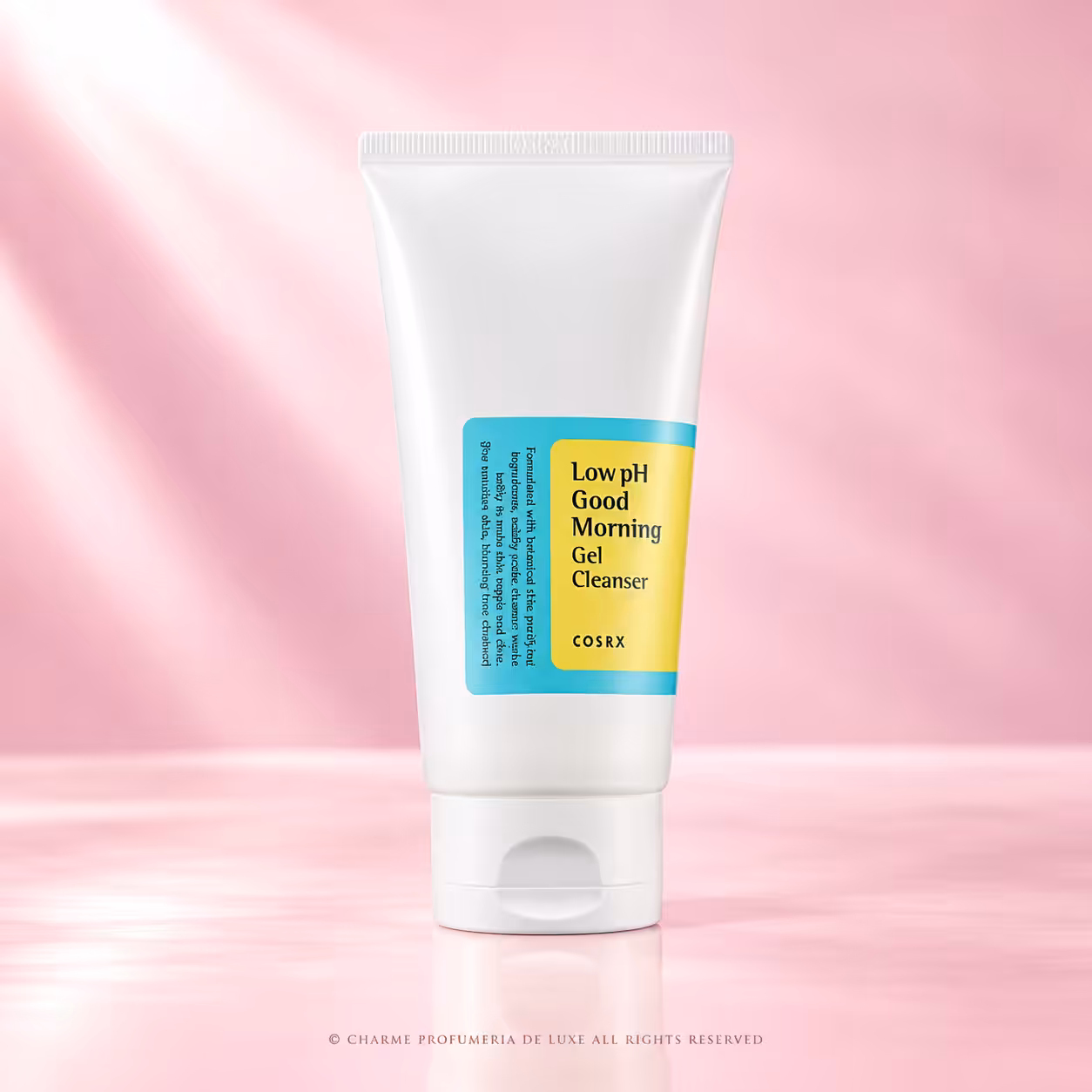 COSRX Low pH Good Morning Gel Cleanser da 150 ml, detergente viso in gel con tubo bianco ed etichetta gialla e turchese, packshot K-Beauty su sfondo rosa cipria di Charme Profumeria.