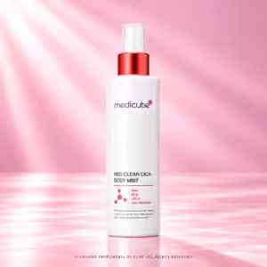 Medicube Red Clear CICA Body Mist da 200 ml, spray corpo coreano in flacone bianco con erogatore trasparente e collarino rosso, con AHA, BHA, urea e niacinamide indicati sulla confezione, packshot K-Beauty di Charme Profumeria.