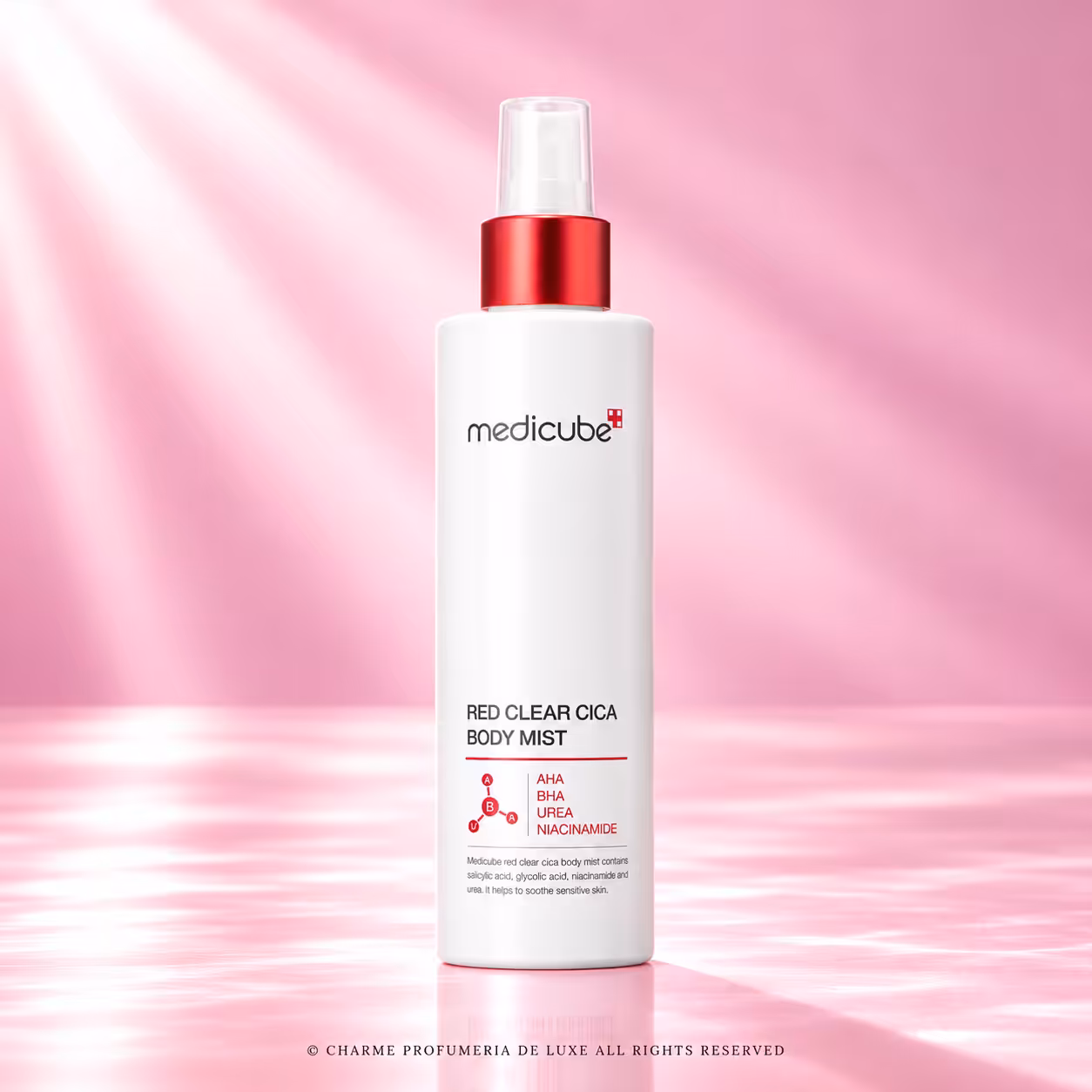 Medicube Red Clear CICA Body Mist da 200 ml, spray corpo coreano in flacone bianco con erogatore trasparente e collarino rosso, con AHA, BHA, urea e niacinamide indicati sulla confezione, packshot K-Beauty di Charme Profumeria.