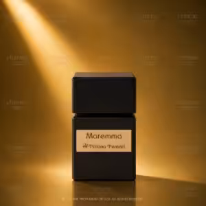 Maremma, profumo di nicchia Tiziana Terenzi in flacone nero squadrato con grande tappo coordinato ed etichetta color legno, packshot luxury e-commerce Charme Profumeria.