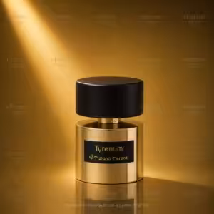 Tyrenum, profumo di nicchia Tiziana Terenzi in flacone cilindrico color oro con tappo nero e dettagli dorati, etichetta nera e oro, packshot luxury e-commerce Charme Profumeria.