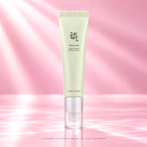 Beauty of Joseon Light On Serum Centella + Vita C da 30 ml, siero viso coreano in tubo verde chiaro con erogatore argentato, packshot K-Beauty su sfondo rosa cipria di Charme Profumeria.