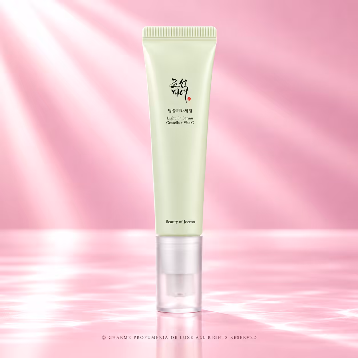 Beauty of Joseon Light On Serum Centella + Vita C da 30 ml, siero viso coreano in tubo verde chiaro con erogatore argentato, packshot K-Beauty su sfondo rosa cipria di Charme Profumeria.