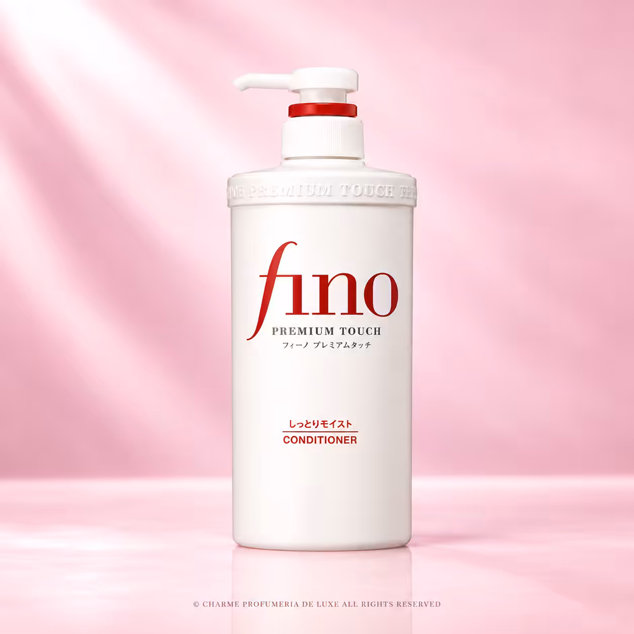 Fino Premium Touch Conditioner, balsamo per capelli giapponese in flacone bianco con erogatore rosso, packshot beauty su sfondo rosa cipria per Charme Profumeria.