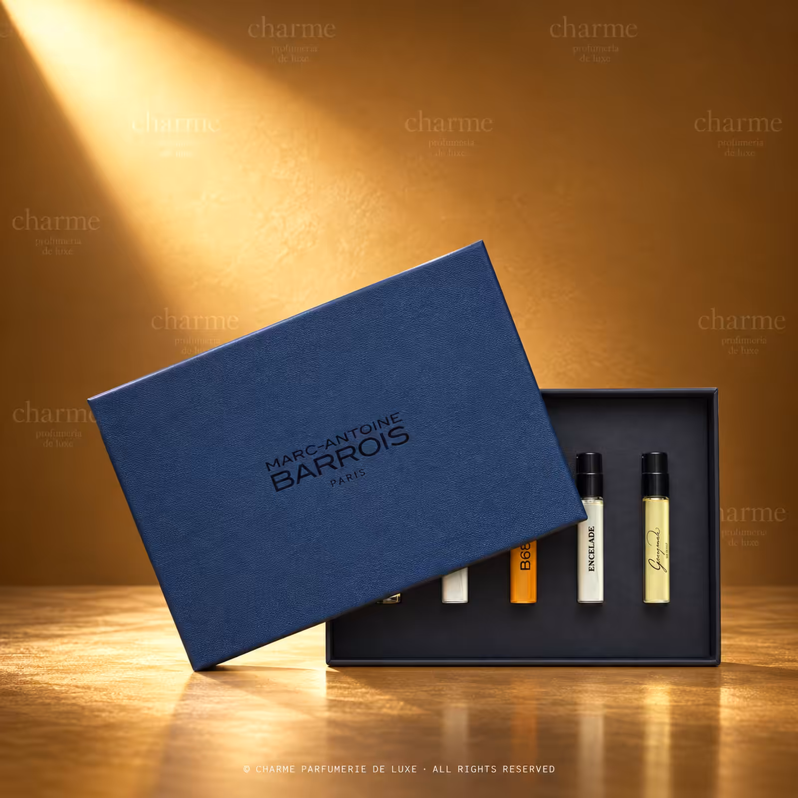 Kit l'immaginarium Marc-Antoine Barrois Paris con cofanetto blu e profumo in flaconi miniatura, su sfondo dorato Charme Profumeria.