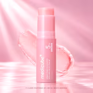 Medicube PDRN Pink Collagen Volume Multi Balm Stick da 10 g, balsamo viso coreano in stick rosa con texture cremosa, packshot K-Beauty su sfondo rosa cipria di Charme Profumeria.