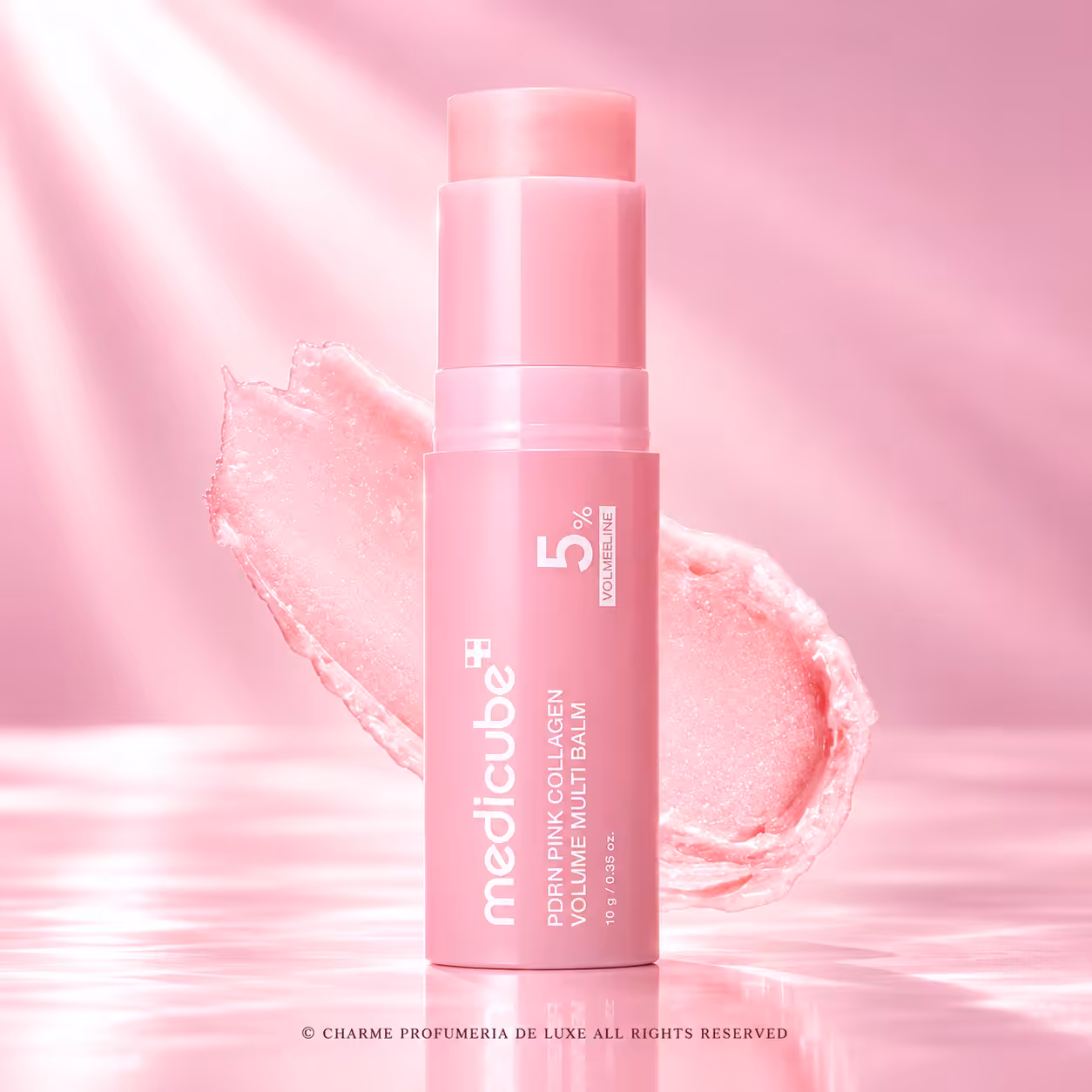 Medicube PDRN Pink Collagen Volume Multi Balm Stick da 10 g, balsamo viso coreano in stick rosa con texture cremosa, packshot K-Beauty su sfondo rosa cipria di Charme Profumeria.