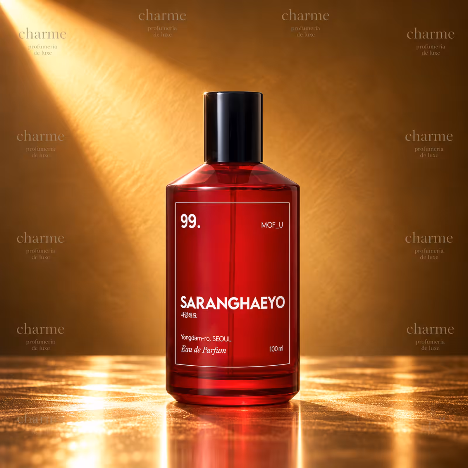 MOF_U Saranghaeyo Eau de Parfum 100 ml, flacone rosso con tappo nero e scritte bianche, fotografato su sfondo dorato.